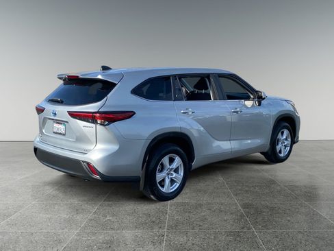 Used 2023 Toyota Highlander LE AWD/4WD image 5