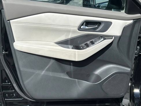 Certified 2025 Nissan Rogue SL FWD image 19