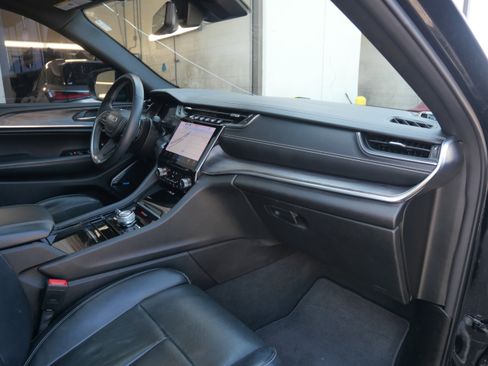 Used 2022 Jeep Grand Cherokee Overland w/ Luxury Tech Group IV image 13