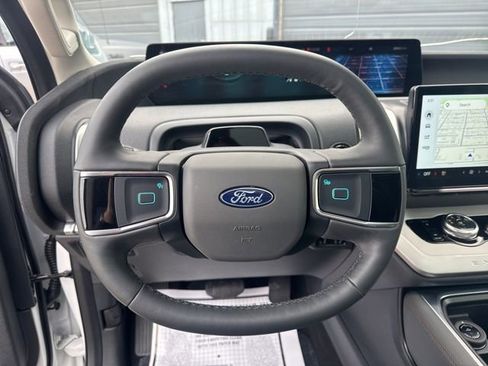 Used 2025 Ford Expedition Active image 18