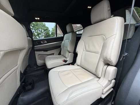 Used 2018 Ford Explorer XLT w/ Equipment Group 202A FWD image 16