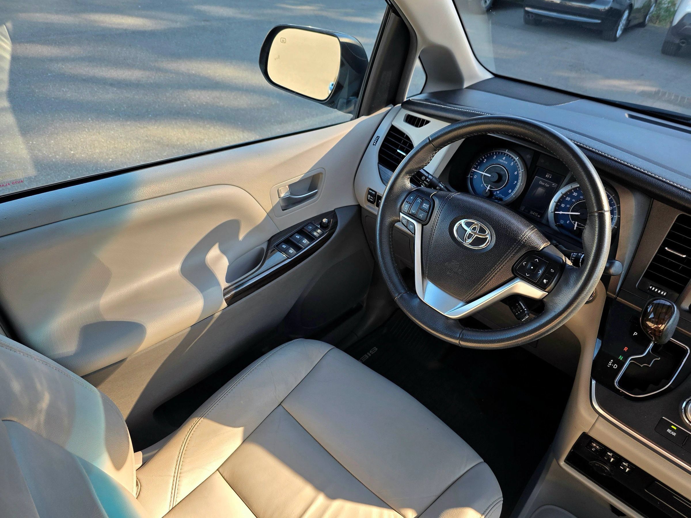 Used 2017 Toyota Sienna XLE w/ XLE Navigation Package FWD image 30