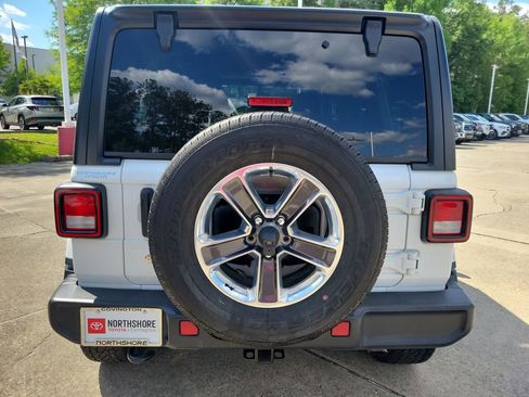 Used 2018 Jeep Wrangler Unlimited Sahara AWD/4WD image 5