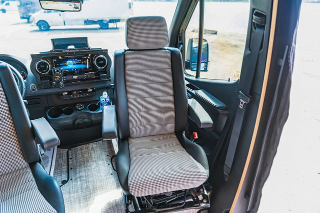 Used 2024 Mercedes-Benz Sprinter 2500 w/ Parking Package image 37