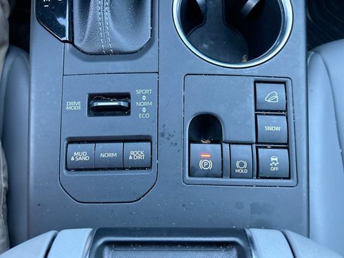 Used 2023 Toyota Highlander XLE AWD/4WD image 36
