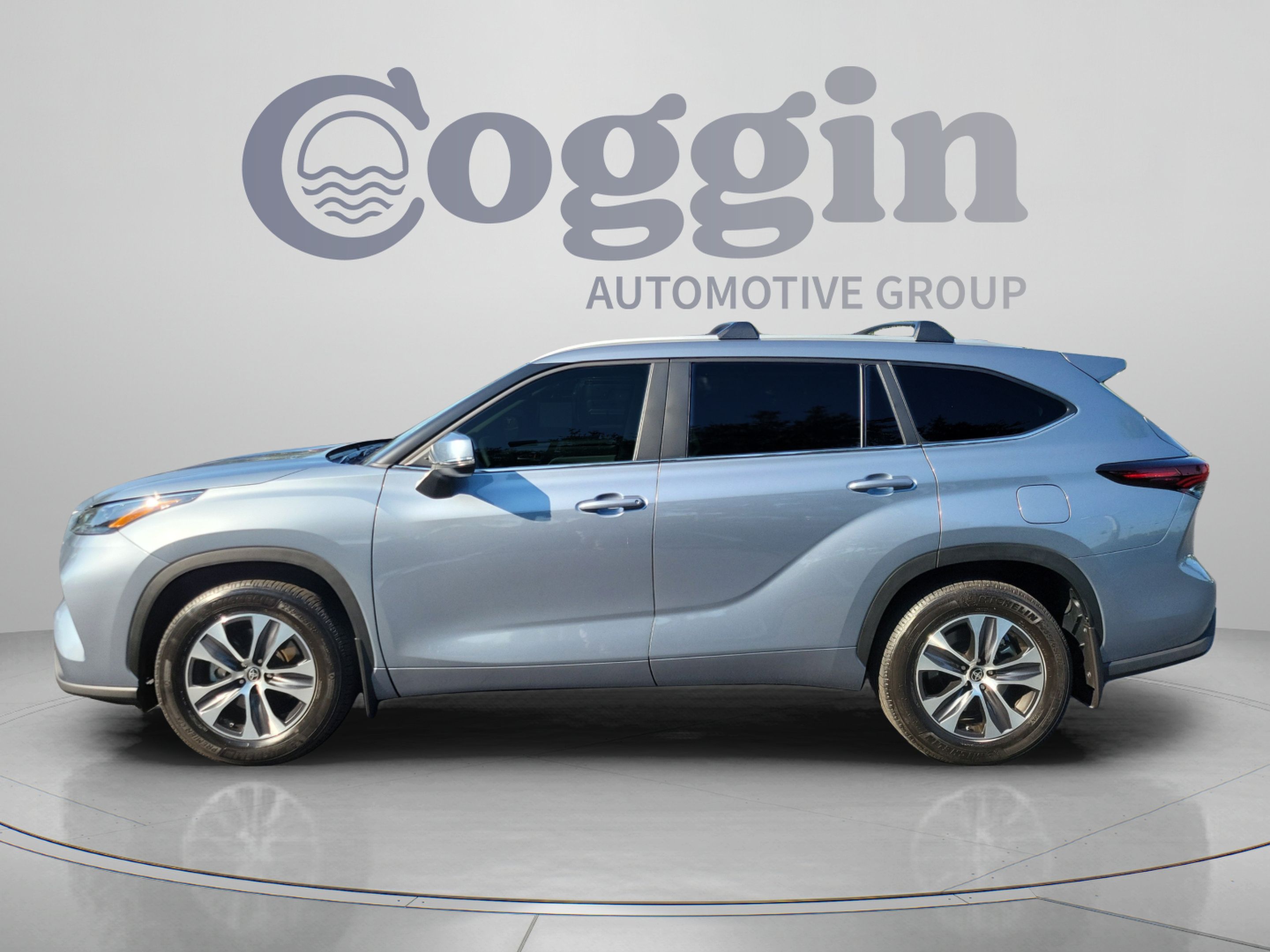 Used 2024 Toyota Highlander XLE FWD image 2
