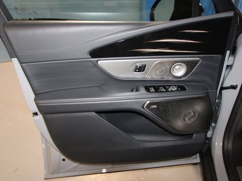 New 2026 Lincoln Nautilus Reserve AWD/4WD image 4