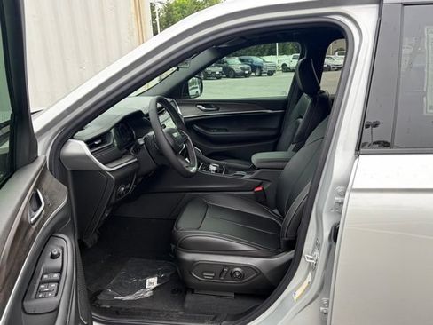 New 2026 Jeep Grand Cherokee Limited AWD/4WD image 16