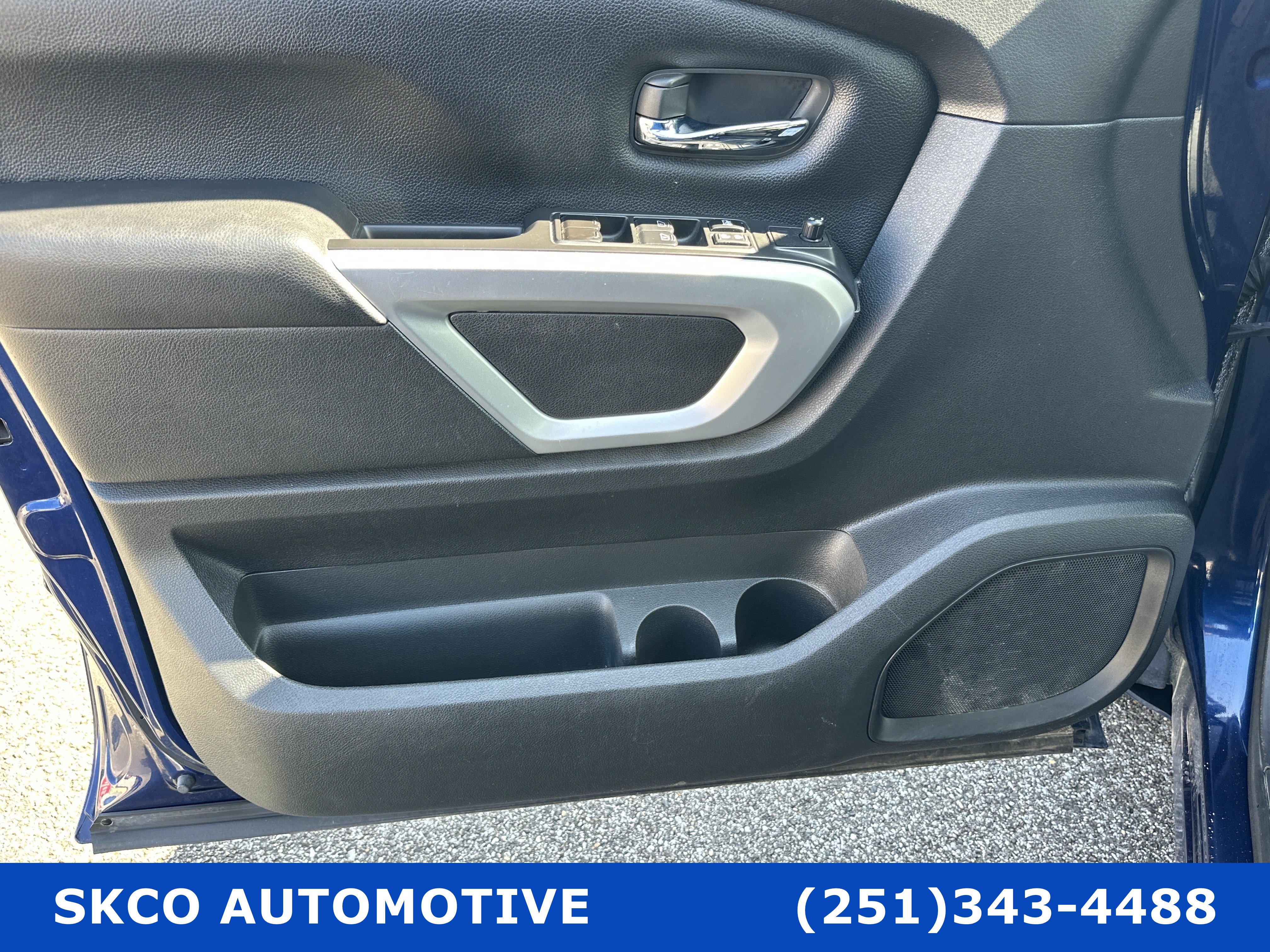 Used 2022 Nissan Titan SV RWD image 12