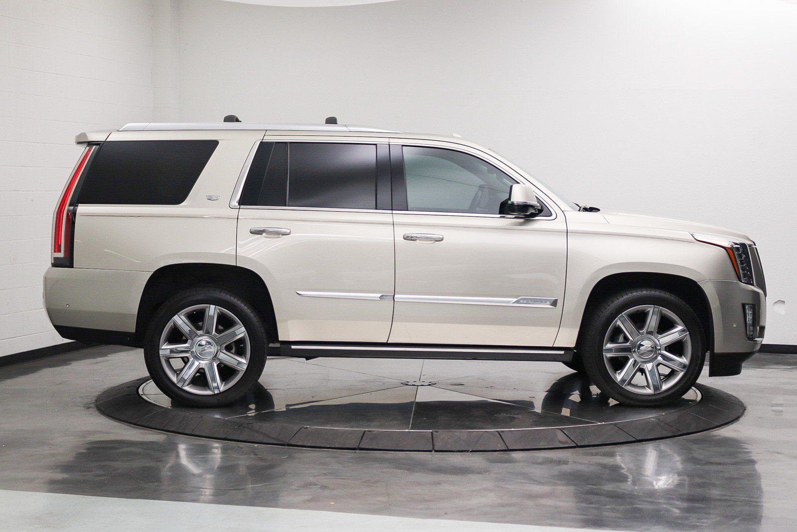 Used 2017 Cadillac Escalade Premium Luxury AWD/4WD image 14