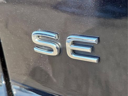 Used 2024 Volkswagen Atlas Cross Sport SE image 9