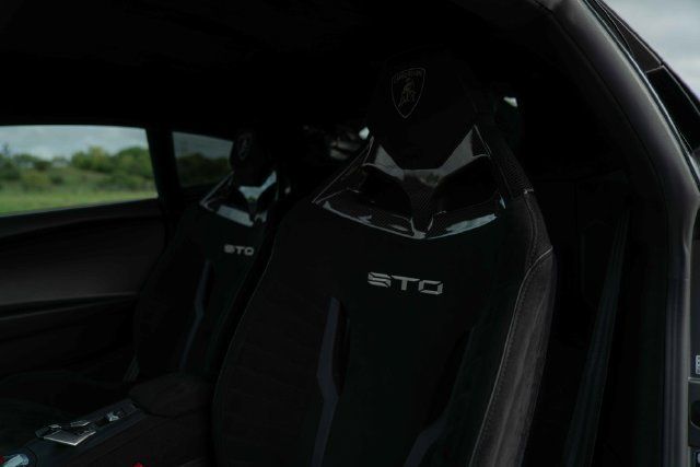 Used 2022 Lamborghini Huracan STO RWD image 37