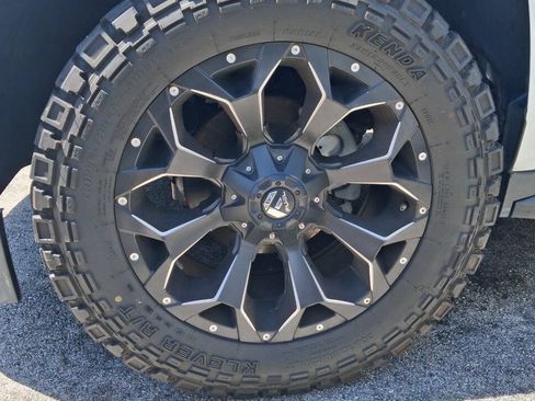 Used 2019 Chevrolet Suburban LT RWD image 18