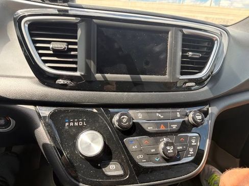 Used 2019 Chrysler Pacifica Touring Plus w/ S Appearance Package FWD image 11