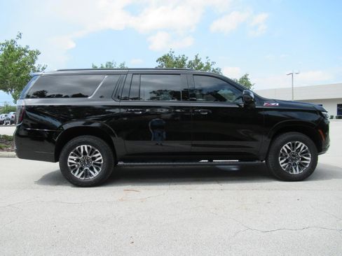 Used 2025 Chevrolet Suburban Z71 w/ Comfort Package AWD/4WD image 2
