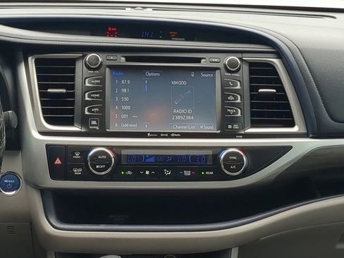 Used 2017 Toyota Highlander Limited image 17