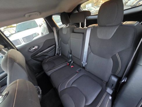 Used 2016 Jeep Cherokee Latitude FWD image 17