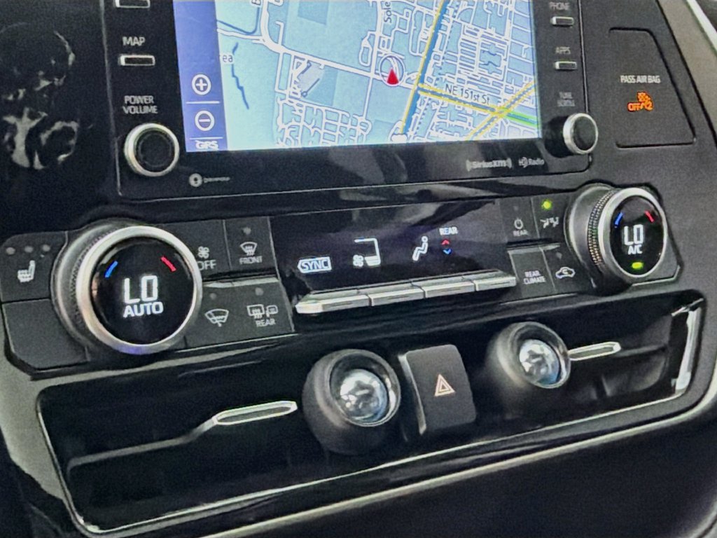 Used 2021 Toyota Highlander XLE AWD/4WD image 16