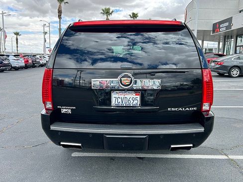 Used 2013 Cadillac Escalade ESV Platinum RWD image 4