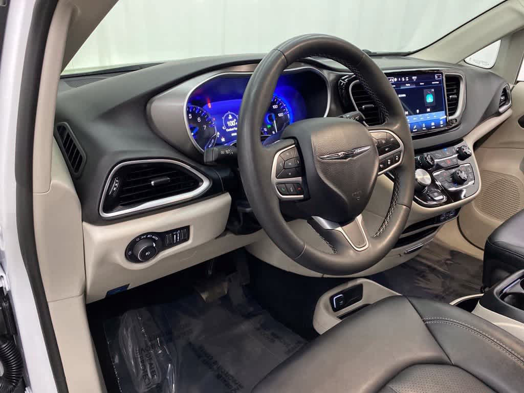 Used 2024 Chrysler Pacifica Touring-L FWD image 2