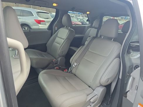 Used 2020 Toyota Sienna XLE image 13