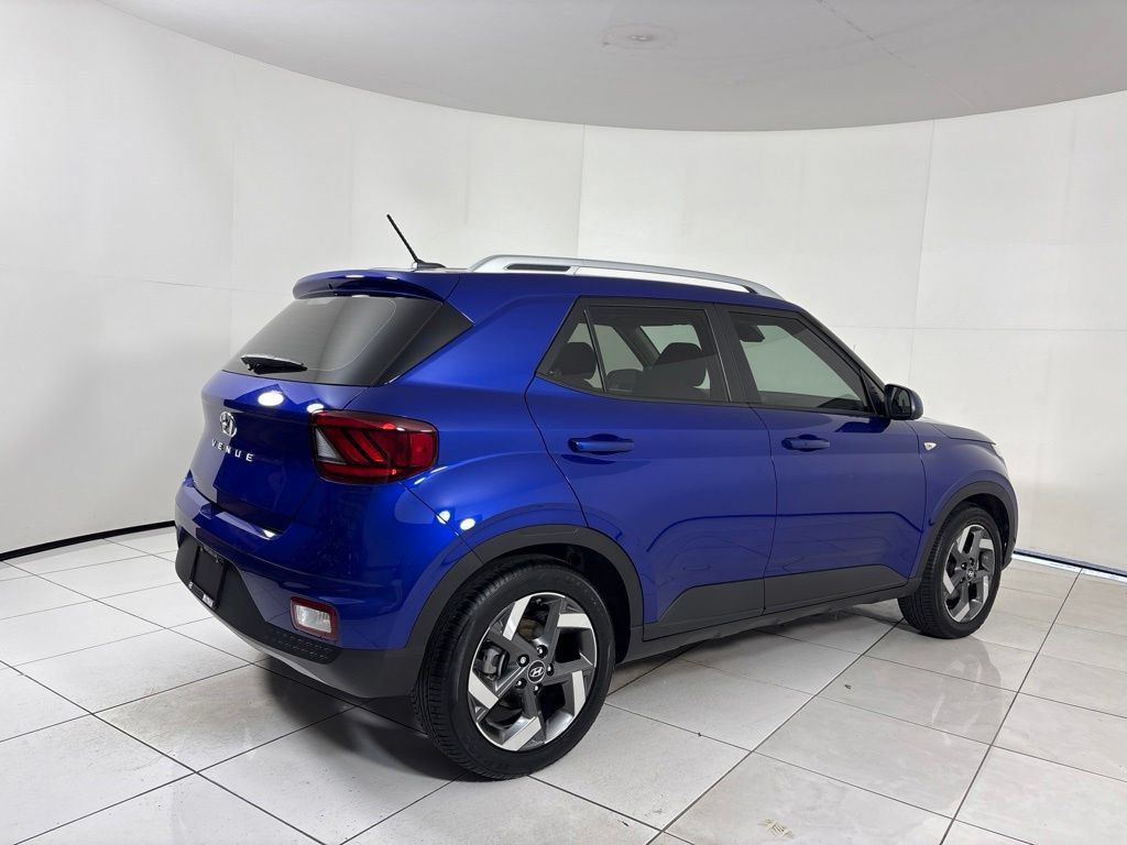 Used 2024 Hyundai Venue SEL FWD image 5