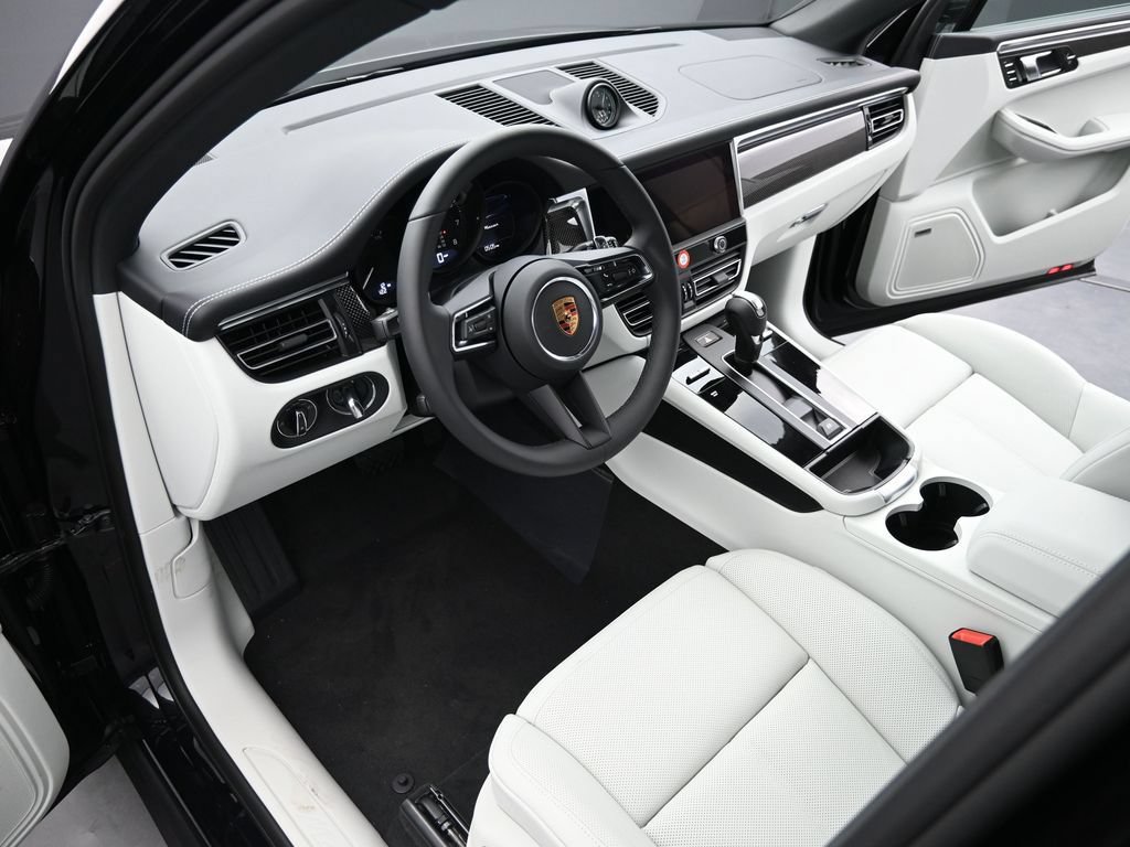 Certified 2026 Porsche Macan AWD/4WD image 4