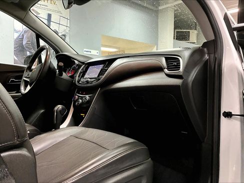 Used 2018 Chevrolet Trax LT w/ LT Convenience Package image 14