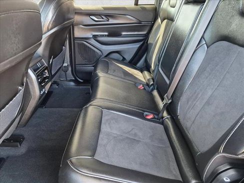 Used 2023 Jeep Grand Cherokee Altitude AWD/4WD image 18
