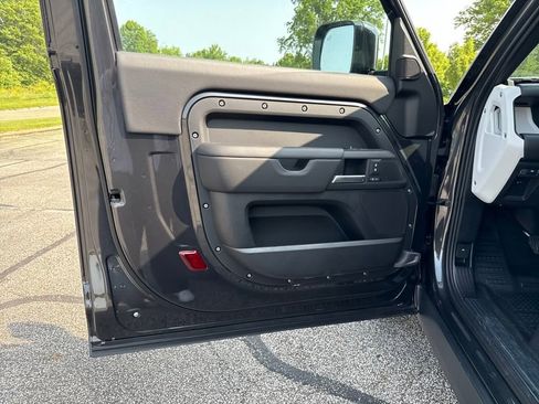 New 2025 Land Rover Defender 90 X-Dynamic SE image 8