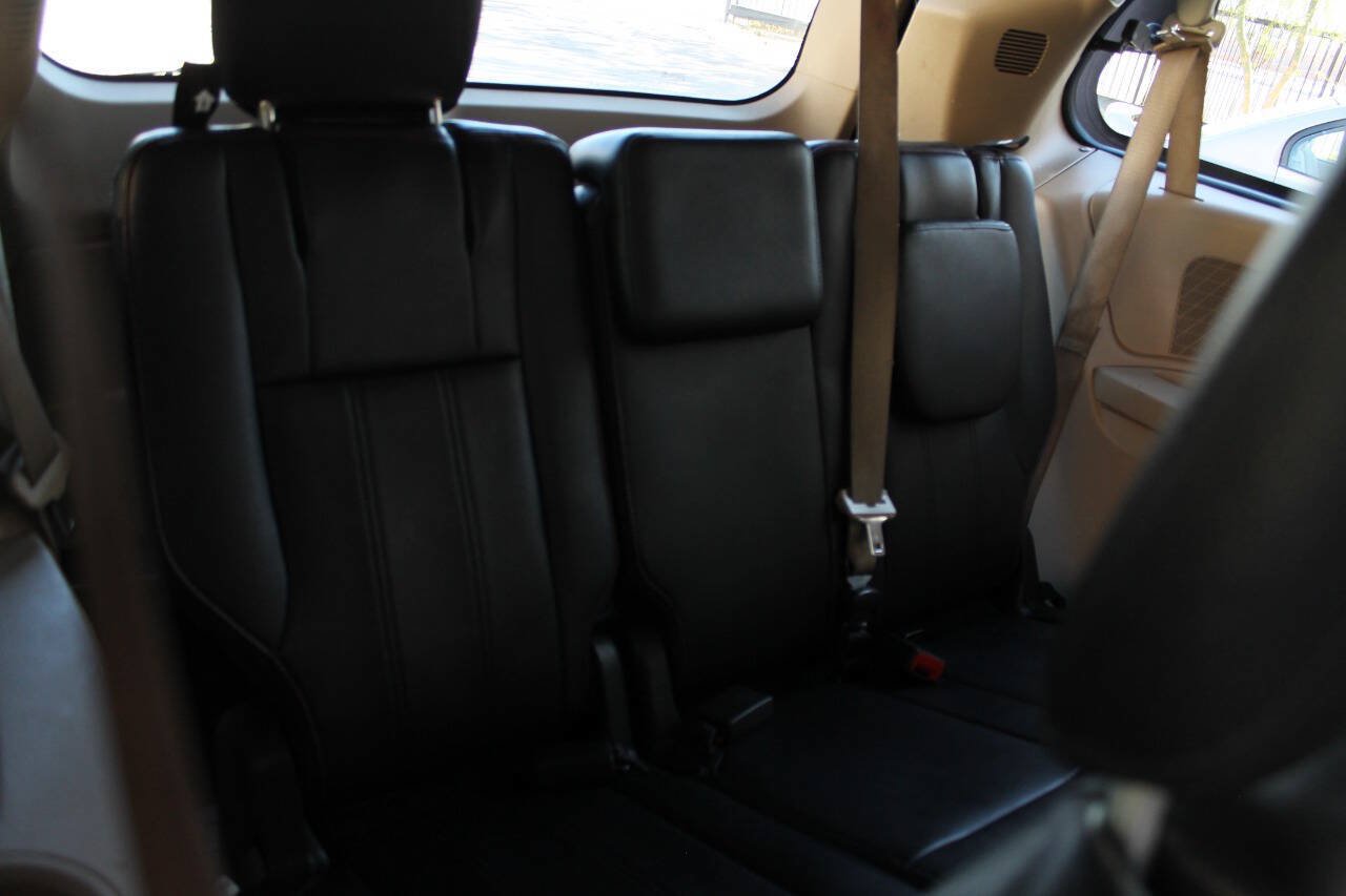 Used 2016 Dodge Grand Caravan SXT FWD image 31