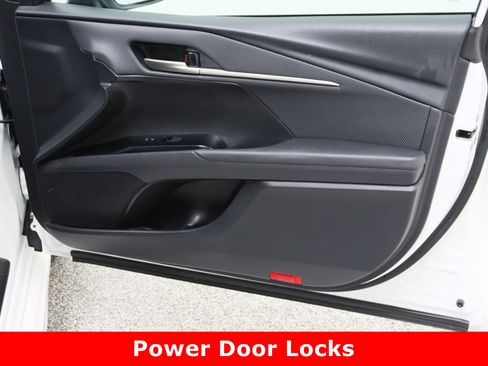 Used 2025 Toyota Camry SE image 35