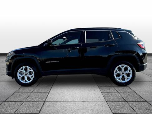 Used 2025 Jeep Compass Latitude w/ Sun & Sound Group AWD/4WD image 8