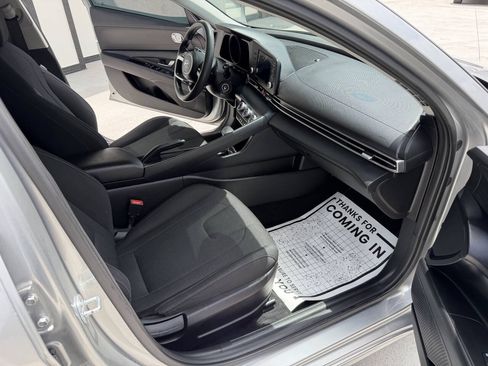 Used 2021 Hyundai Elantra SE FWD image 17
