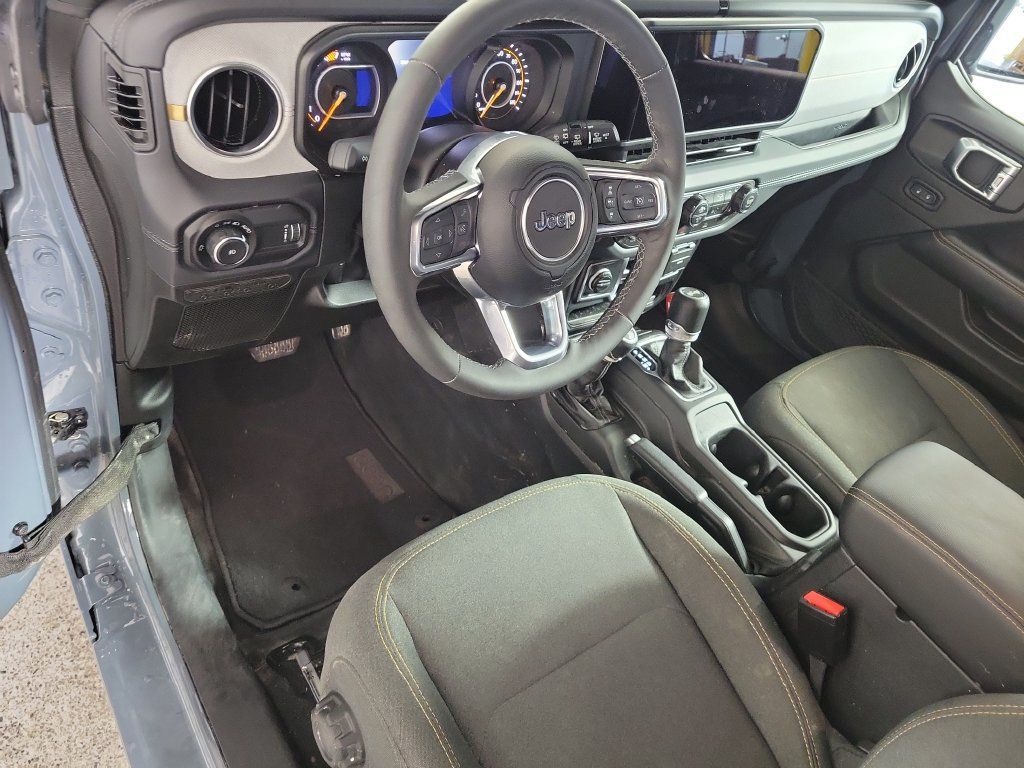 Used 2026 Jeep Wrangler Unlimited Sahara AWD/4WD image 11
