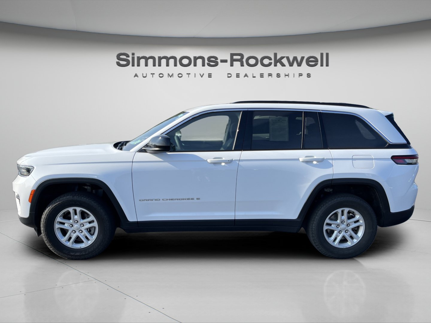 Used 2025 Jeep Grand Cherokee Laredo w/ Luxury Tech Group I AWD/4WD image 2
