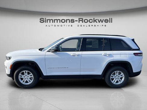 Used 2025 Jeep Grand Cherokee Laredo w/ Luxury Tech Group I AWD/4WD image 2