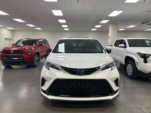 Used 2024 Toyota Sienna XSE image 2