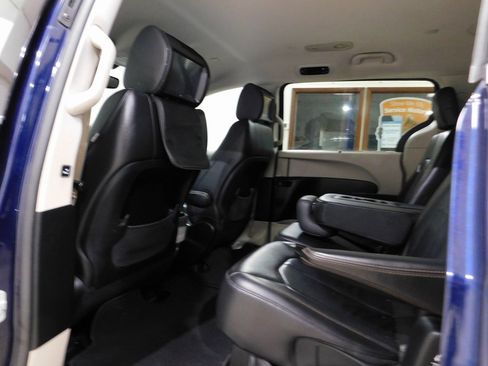 Used 2017 Chrysler Pacifica Touring-L image 40