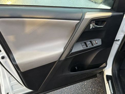 Used 2018 Toyota RAV4 XLE FWD image 16
