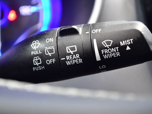 Used 2023 Chrysler Pacifica Touring FWD image 21