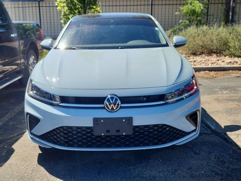Used 2025 Volkswagen Jetta SE FWD image 2