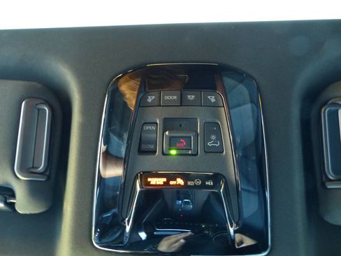 Used 2024 Toyota Venza Limited image 34