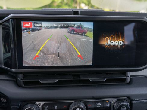 Used 2024 Jeep Wrangler Unlimited Sahara w/ Technology Group AWD/4WD image 18