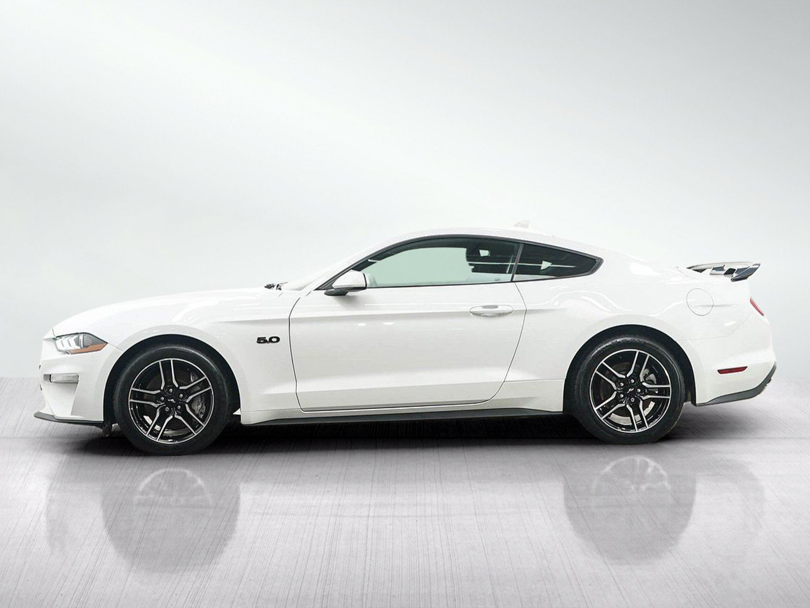 Used 2022 Ford Mustang GT RWD image 2