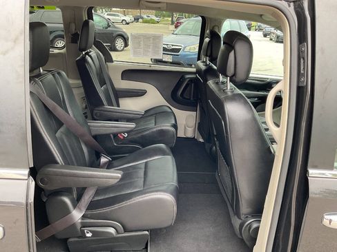 Used 2015 Chrysler Town & Country Touring w/ Driver Convenience Group FWD image 39