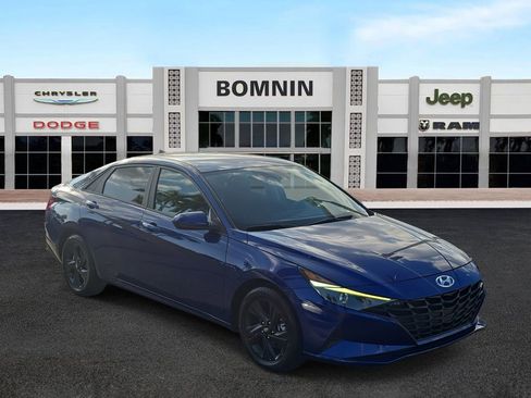 Used 2022 Hyundai Elantra SEL w/ Cargo Package image 2