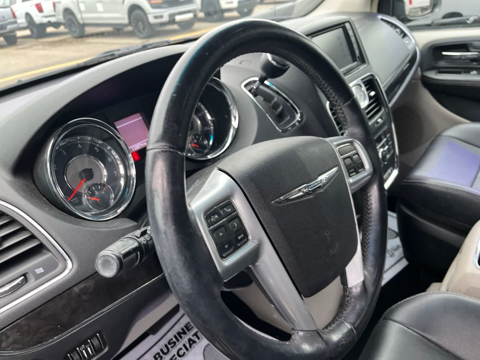 Used 2013 Chrysler Town & Country Touring FWD image 25