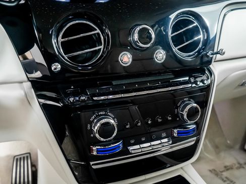 Used 2019 Rolls-Royce Phantom Sedan image 39