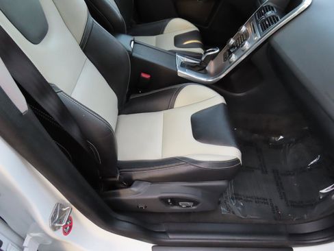 Used 2017 Volvo XC60 T5 Dynamic w/ Preferred Option Package image 17